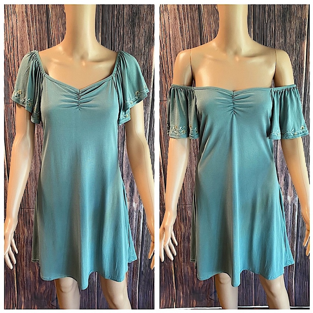 Alya size medium seafoam green & white floral embroidered flowy summer dress